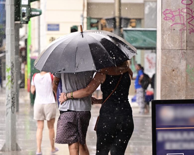 Καιρός σήμερα: Πτώση θερμοκρασίας με τοπικές βροχές – Αναλυτική πρόγνωση