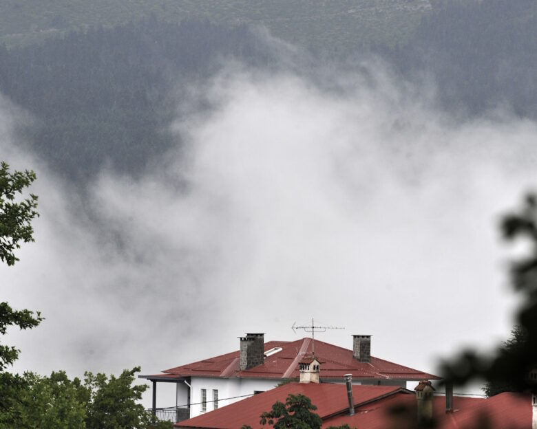 Καιρός αύριο: Τοπικές νεφώσεις και καταιγίδες σε Θεσσαλία, Ήπειρο, Αιγαίο και Κρήτη – Η θερμοκρασία φτάνει τους 34 βαθμούς