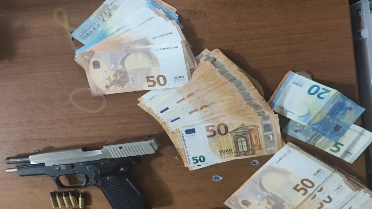 Το όπλο και τα λεφτά που κατασχέθηκαν