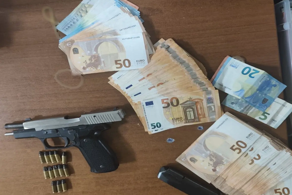 Το όπλο και τα λεφτά που κατασχέθηκαν