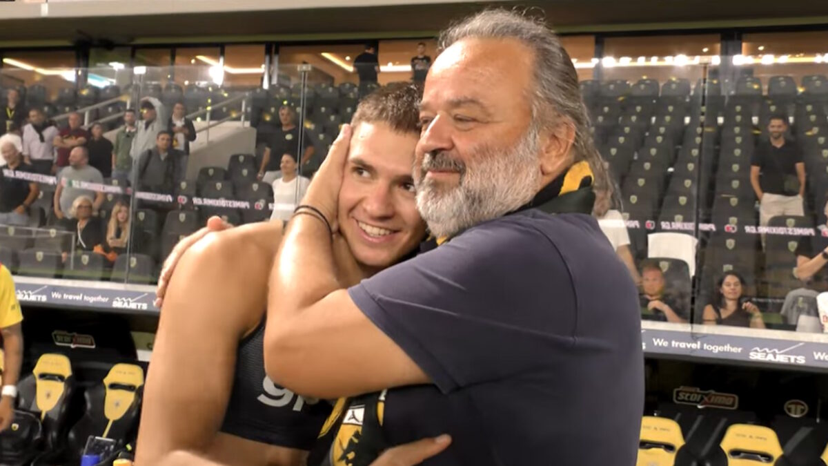 Ο Δημήτρης Καλοσκάμης δέχθηκε την αγκαλιά του Μάριου Ηλιόπουλου