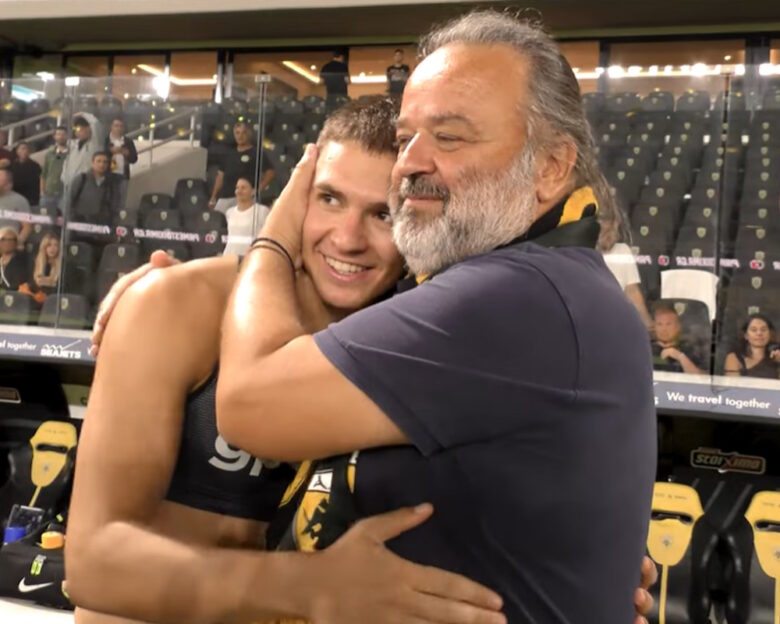 ΑΕΚ: Η αγκαλιά του Ηλιόπουλου στον MVP Καλοσκάμη και η όμορφη κίνηση του Βίντα στην παρακάμερα της Ένωσης