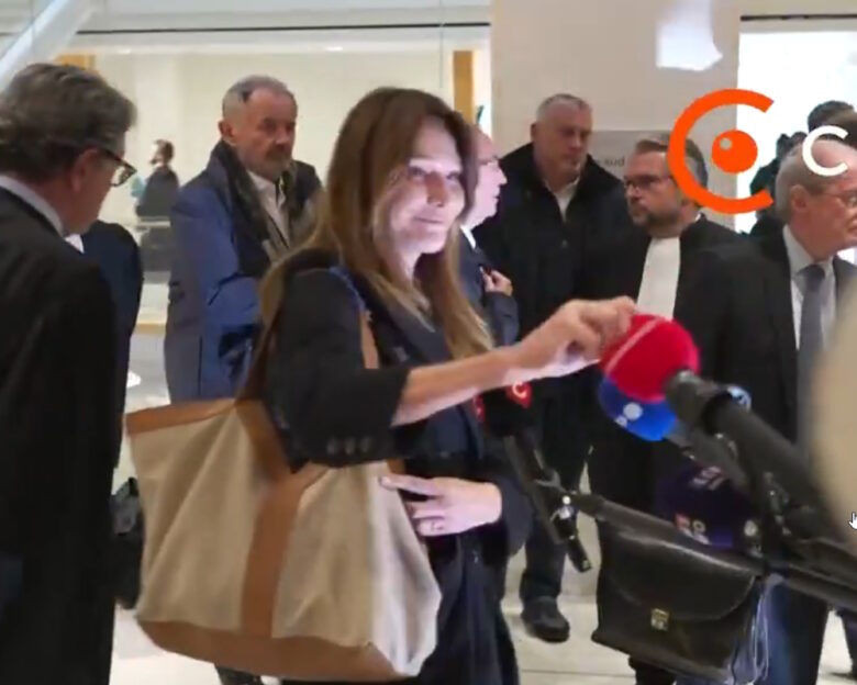 Η Κάρλα Μπρούνι έβγαλε και πέταξε στο πάτωμα κάλυμμα μικροφώνου δημοσιογράφου μετά την καταδίκη του Νικολά Σαρκοζί