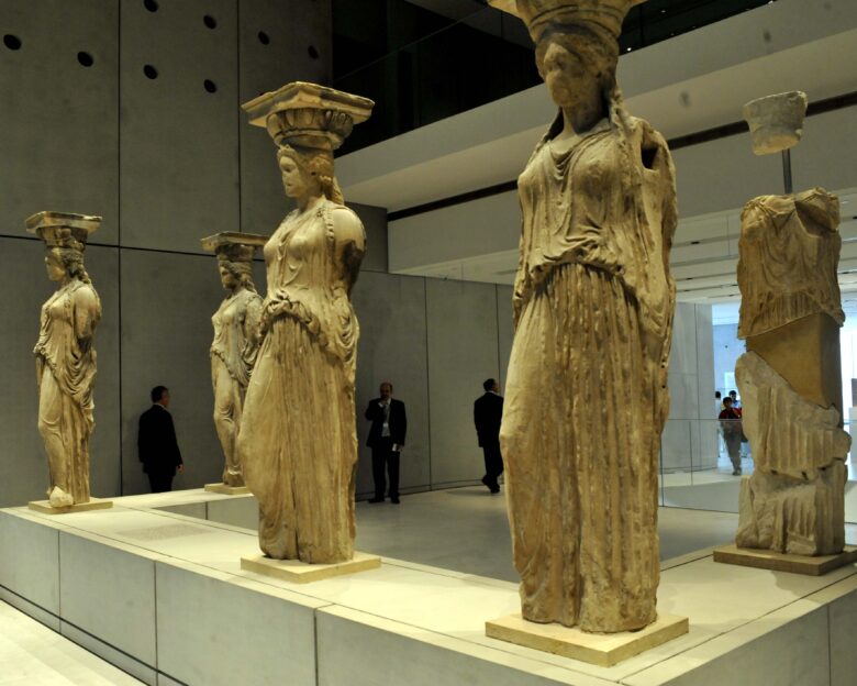Βίντεο AI δείχνει Kαρυάτιδα να «δραπετεύει» από το Βρετανικό Μουσείο και στέκεται ξανά δίπλα στις αδερφές της