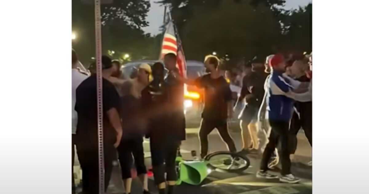 A wild fight in Awakening for Charlie Kirk – Activist found the crowd and beat him