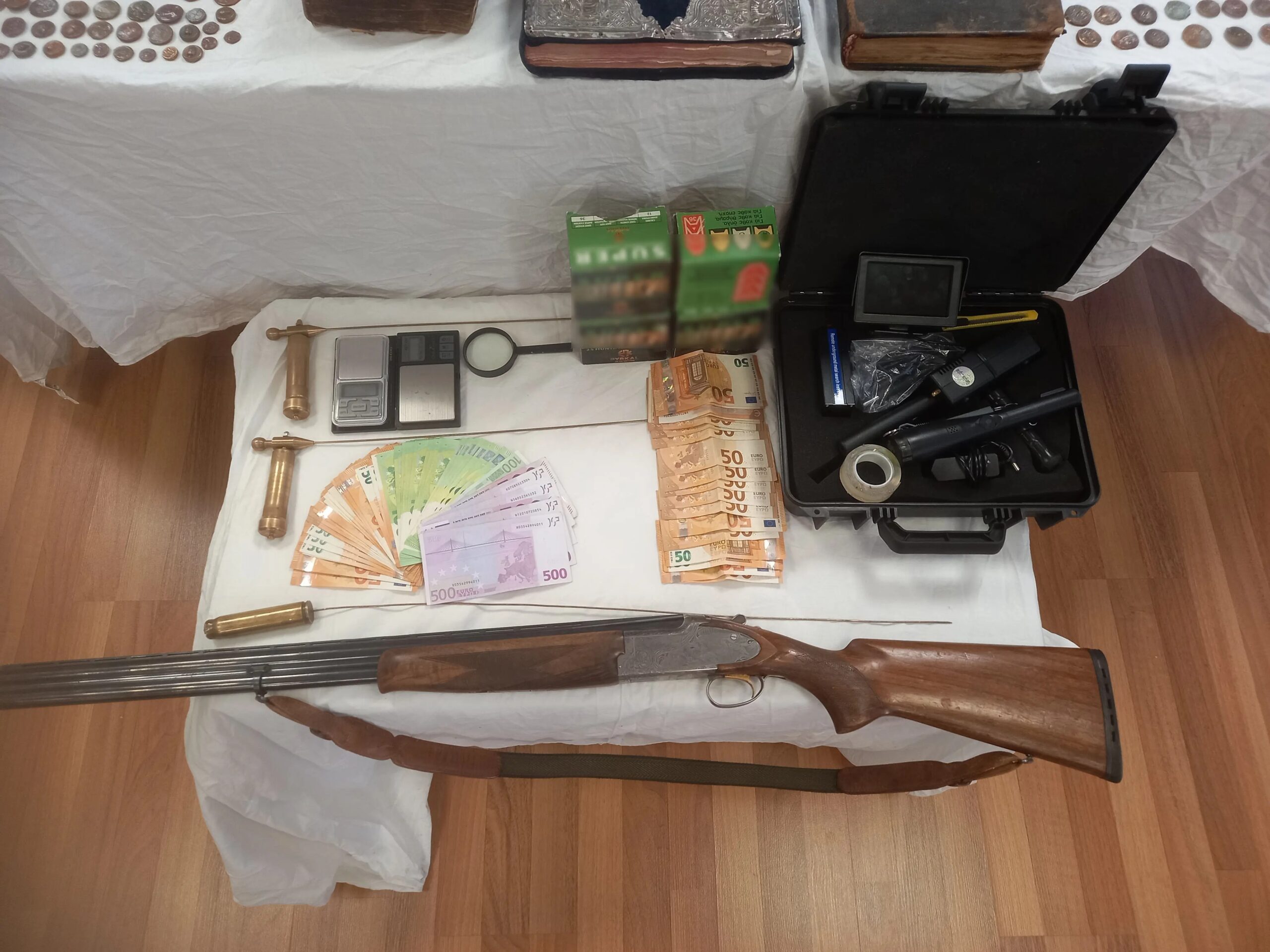 Καραμπίνα και ασύρματοι βρήκε η αστυνομία για τη σπείρα με τα ιερά κειμήλια