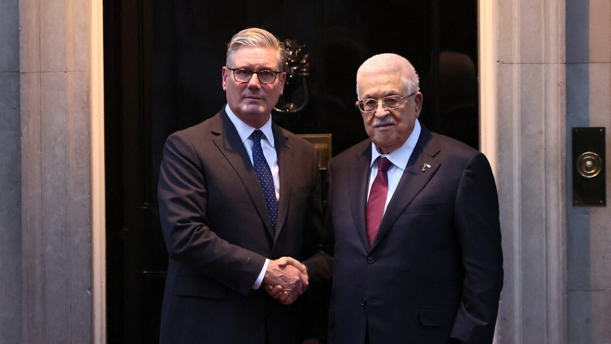 Ο Βρετανός πρωθυπουργός, Keir Starmer υποδέχεται τον Παλαιστίνιο Πρόεδρο, Mahmoud Abbas