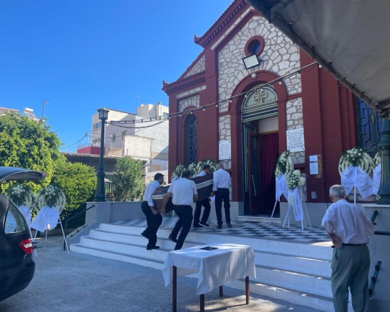Πάτρα: «Μενεξέδες και Ζουμπούλια» για την Τιτίκα – Το τραγούδι που ράγισε καρδιές στο τελευταίο αντίο στην 86χρονη