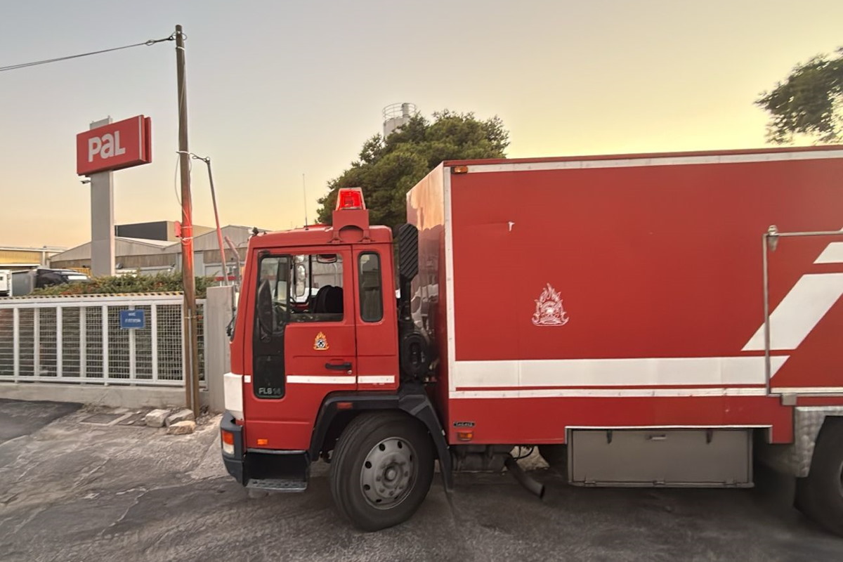 Το πυροσβεστικό στο σημείο της φωτιάς στην Κηφισιά