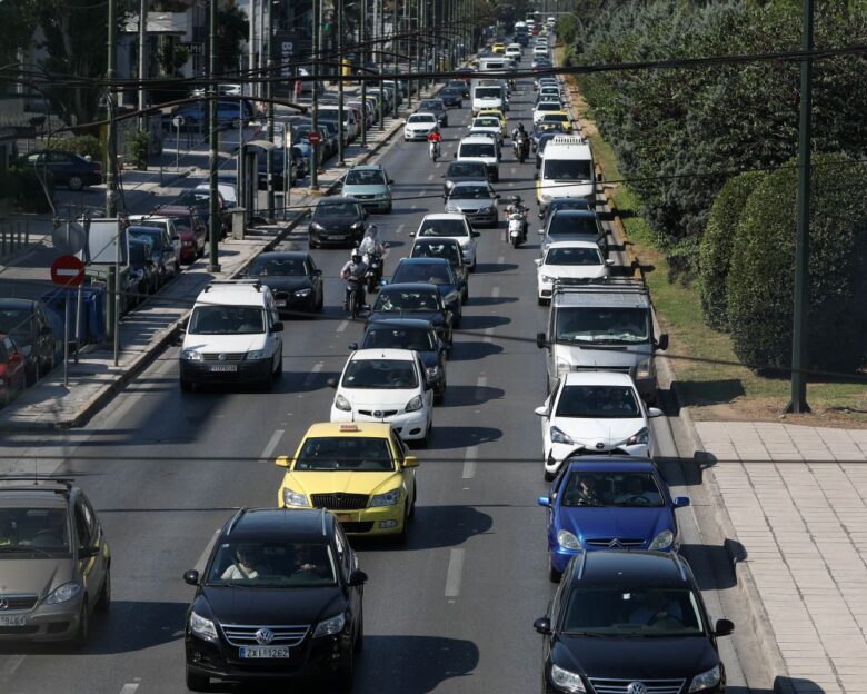 Φωτιά σε αυτοκίνητο στην Λεωφόρο Κηφισίας στο ύψος του Χαλανδρίου