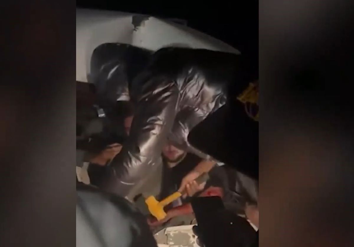 Η στιγμή του απεγκλωβισμού από το βανάκι