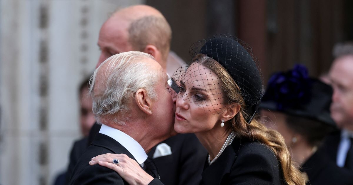King Charles “broke” the protocol after 4 centuries – the greeting with kissing the cheek with Kate Middleton