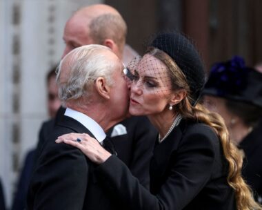 Ο βασιλιάς Κάρολος χαιρετίζει την Κέιτ Μίντλεντον
