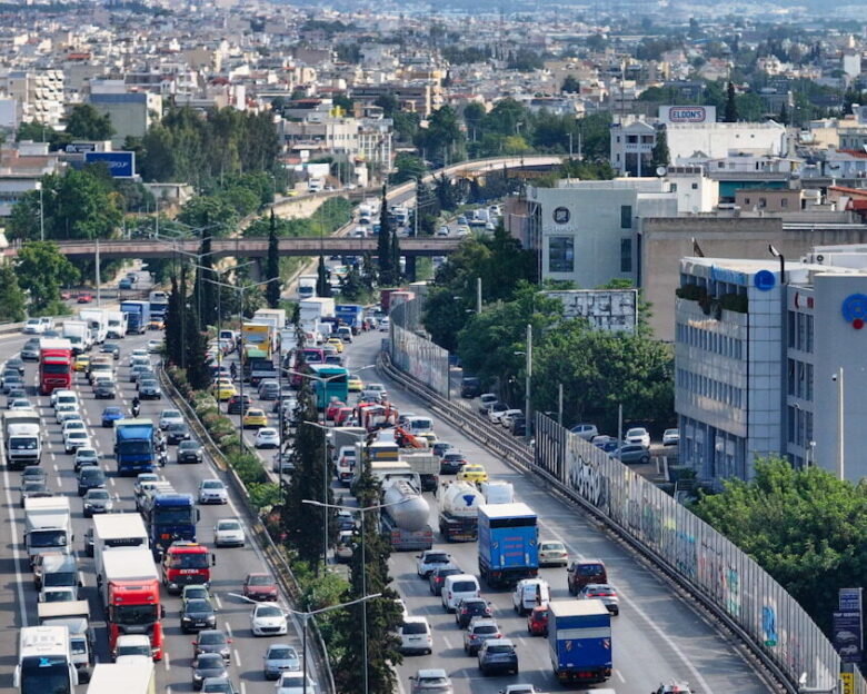 Κίνηση στους δρόμους: Κυκλοφοριακό κομφούζιο σε Κηφισό, Αττική οδό και κέντρο – Στο «κόκκινο» Πειραιάς και Κηφισίας