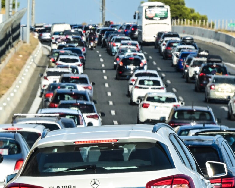 Σε ισχύ από σήμερα ο νέος ΚΟΚ: Κάμερες ασφαλείας και τσουχτερά πρόστιμα για κατανάλωση αλκοόλ και χρήση κινητού κατά την οδήγηση
