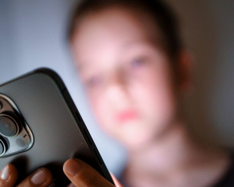 Ανάλυση The Economist: Γιατί τα smartphones πρέπει να απαγορευτούν από τα σχολεία