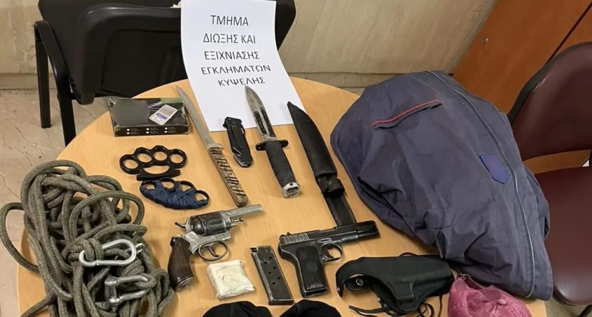Κυψέλη: Χειροπέδες σε 59χρονο που πυροβόλησε υπάλληλο καθαριότητας – Έκρυβε στο σπίτι του όπλα, σφαίρες, μαχαίρια και σιδηρογροθιές