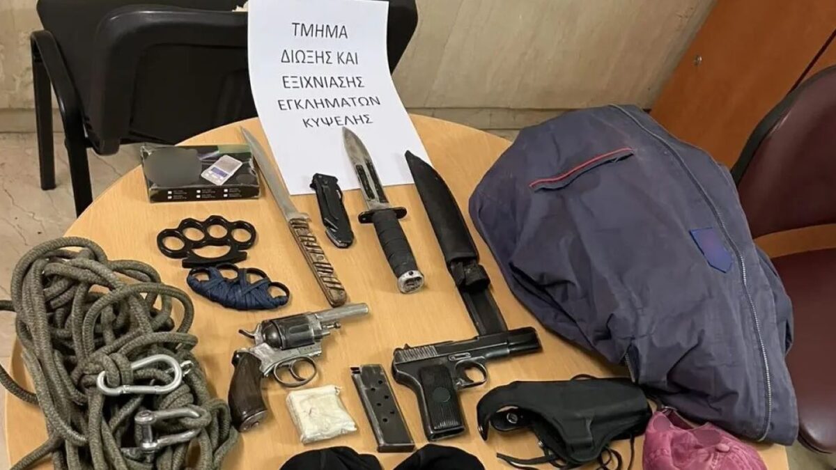 Κυψέλη: Χειροπέδες σε 59χρονο που πυροβόλησε υπάλληλο καθαριότητας – Έκρυβε στο σπίτι του όπλα, σφαίρες και μαχαίρια
