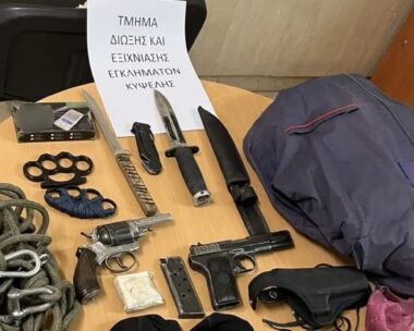 Κυψέλη: Χειροπέδες σε 59χρονο που πυροβόλησε υπάλληλο καθαριότητας – Έκρυβε στο σπίτι του όπλα, σφαίρες, μαχαίρια και σιδηρογροθιές