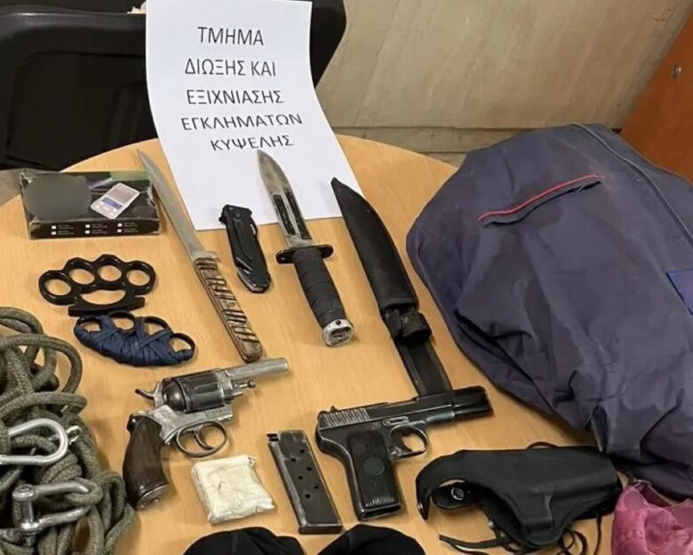 Κυψέλη: Χειροπέδες σε 59χρονο που πυροβόλησε υπάλληλο καθαριότητας – Έκρυβε στο σπίτι του όπλα, σφαίρες, μαχαίρια και σιδηρογροθιές