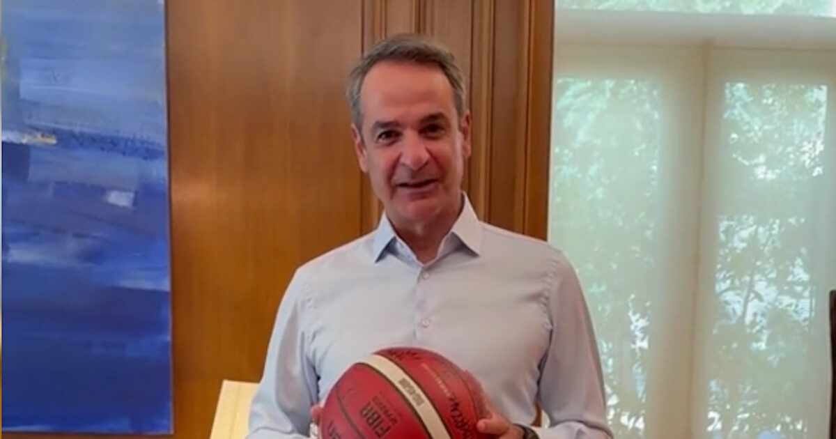 Kyriakos Mitsotakis with basketball and “Final Countdown” in Maximou – The video at Tiktok for the Euroleague Final Four