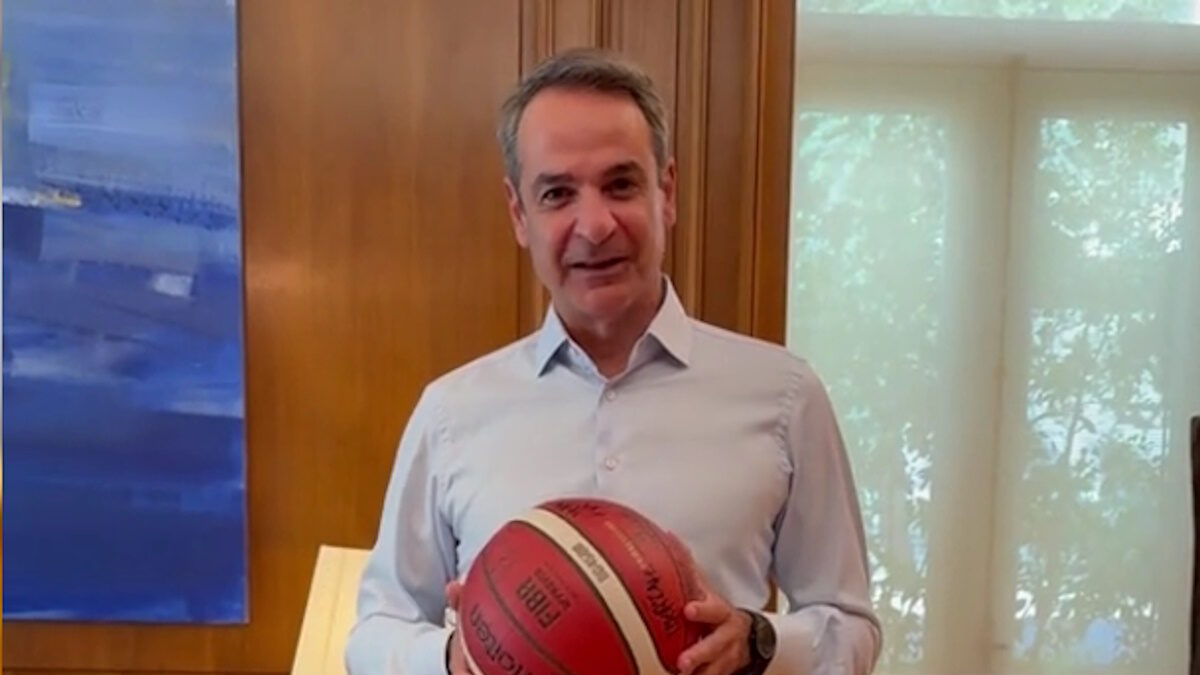 Ο Κυριάκος Μητσοτάκης με μπάλα μπάσκετ και «Final Countdown» στο Μαξίμου – Το βίντεο στο TikTok για το Final Four της Euroleague