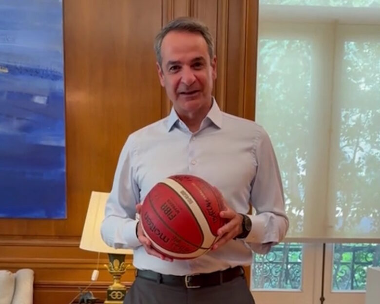 Ο Κυριάκος Μητσοτάκης με μπάλα μπάσκετ και «Final Countdown» στο Μαξίμου – Το βίντεο στο TikTok για το Final Four της Euroleague