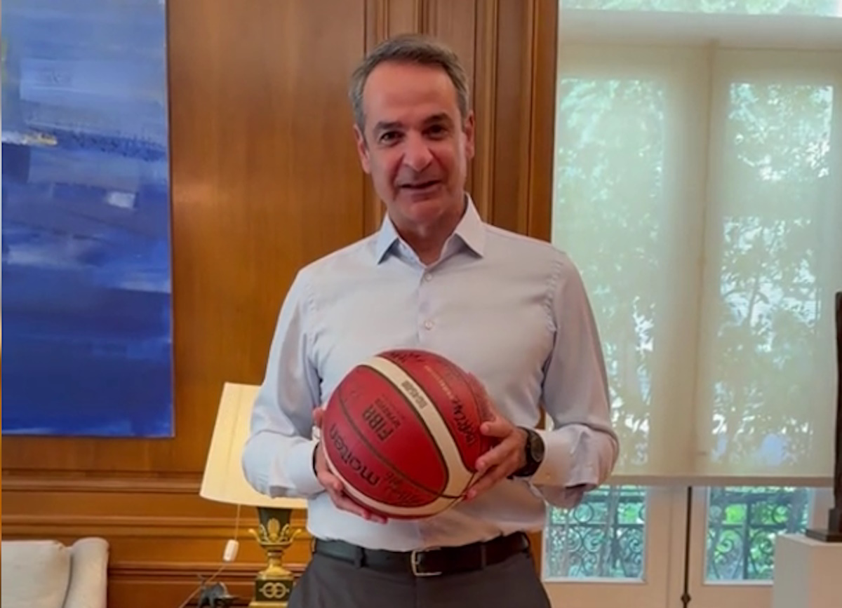 Ο Κυριάκος Μητσοτάκης με μπάλα μπάσκετ και «Final Countdown» στο Μαξίμου – Το βίντεο στο TikTok για το Final Four της Euroleague