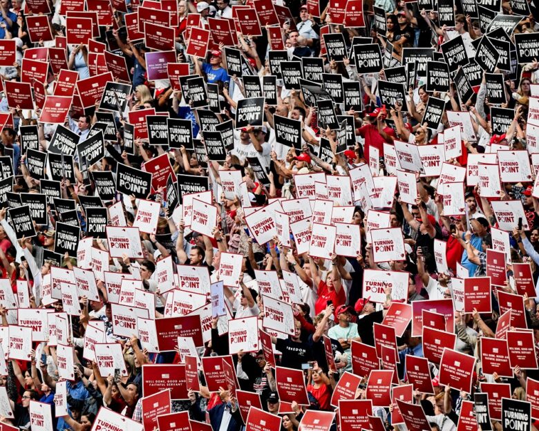 Κηδεία Τσάρλι Κερκ: Χιλιάδες άνθρωποι στο State Farm Stadium για τον αποχαιρετήσουν