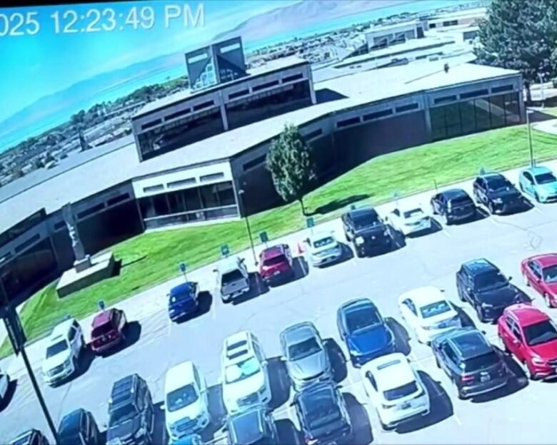 Δολοφονία του Τσάρλι Κερκ: Το FBI δίνει στη δημοσιότητα νέο βίντεο με τον ύποπτο στη στέγη κτηρίου – Συνεχίζεται το ανθρωποκυνηγητό στη Γιούτα