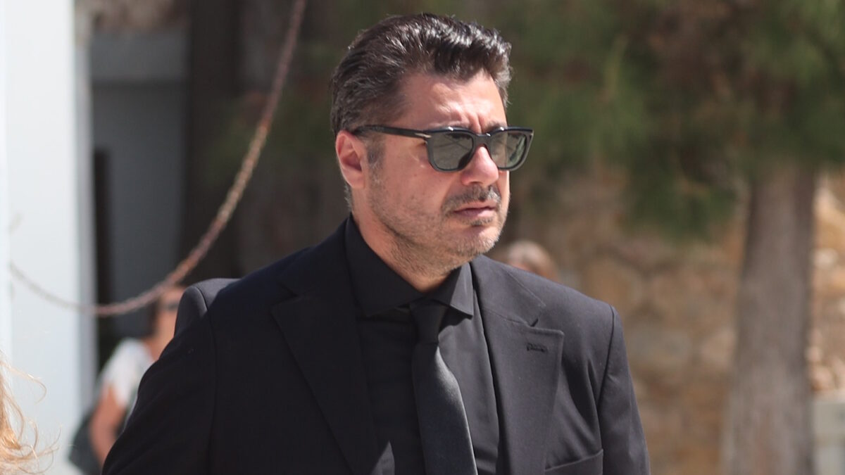 O Λάμπρος Κωνσταντάρας στην κηδεία του πατέρα του