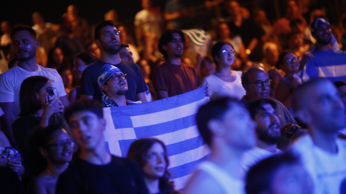 Με ελληνικές σημαίες ο κόσμος στο «Ίδρυμα Στάυρος Νιάρχος»