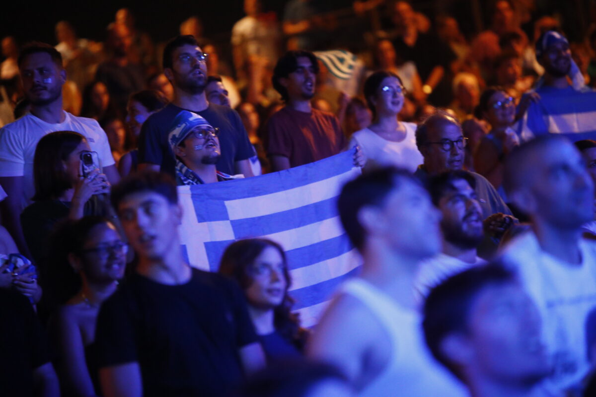 Με ελληνικές σημαίες ο κόσμος στο «Ίδρυμα Στάυρος Νιάρχος»