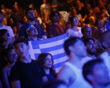 Με ελληνικές σημαίες ο κόσμος στο «Ίδρυμα Στάυρος Νιάρχος»