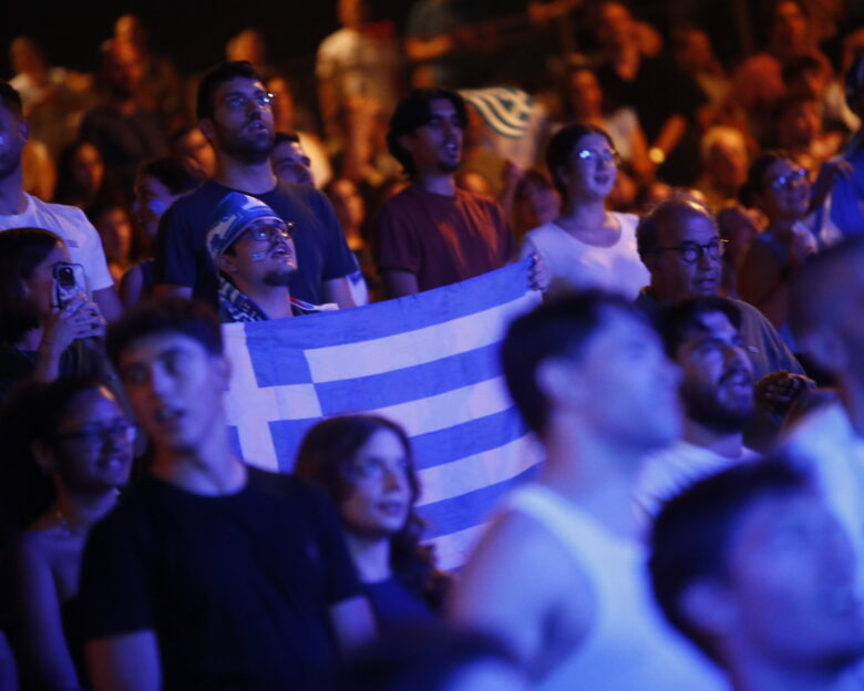 Ελλάδα – Τουρκία: Από γιγαντοοθόνες παρακολουθούν οι Έλληνες φίλαθλοι τον ημιτελικό του Eurobasket 2025