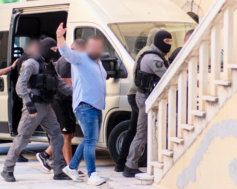 Χανιά: Στον ανακριτή υπό δρακόντεια μέτρα τα 17 μέλη της εγκληματικής οργάνωσης – Οι 3 δικογραφίες και ο τριψήφιος αριθμός κατηγορουμένων