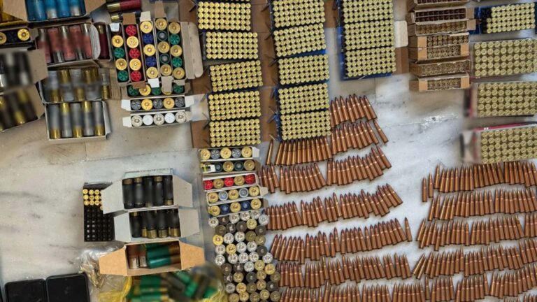 Πυρομαχικά και κινητά τηλέφωνα που βρέθηκαν στην κατοχή των μελών της μαφίας στην Κρήτη