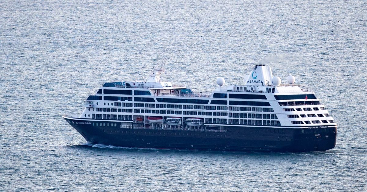Piraeus: Cruise ship with 450 passengers hit the port during binding