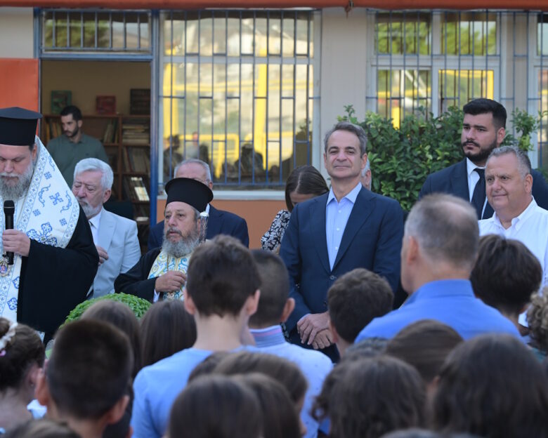 Ο Κυριάκος Μητσοτάκης στον αγιασμό του ανακαινισμένου 8ο δημοτικού Φιλαδέλφειας