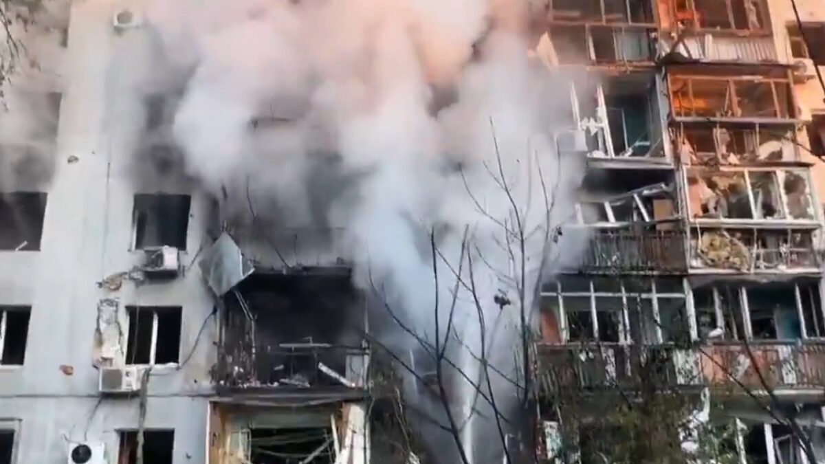 Κατεστραμμένη πολυκατοικία από βομβαρδισμούς στο Κίεβο
