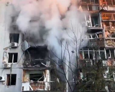 Κατεστραμμένη πολυκατοικία από βομβαρδισμούς στο Κίεβο