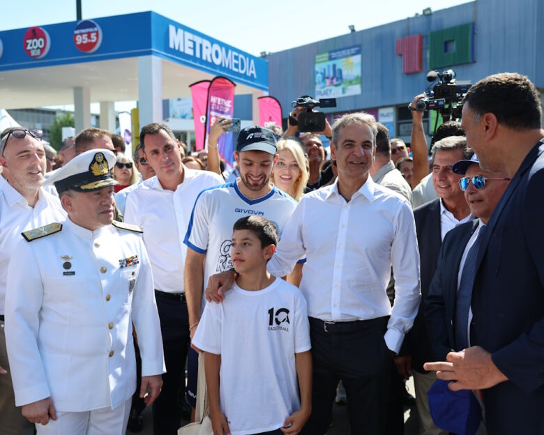 Κυριάκος Μητσοτάκης: Η φανέλα της Εθνικής μπάσκετ με το όνομά του και το «έμαθα ότι έκανες πρόβλεψη» του Βασίλη Κικίλια