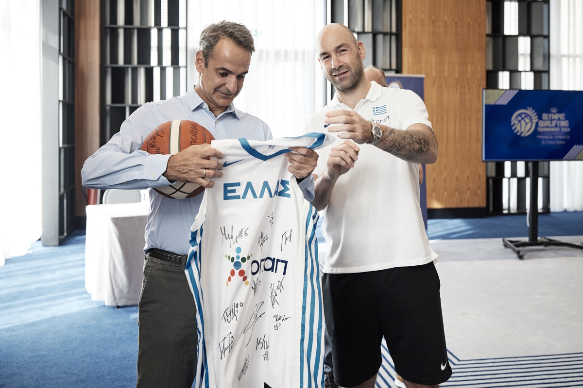 Ο πρωθυπουργός, Κυριάκος Μητσοτάκης με τον προπονητή της Εθνικής Ομάδας Μπάσκετ, Βασίλη Σπανούλη