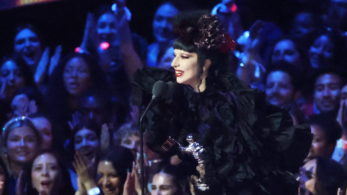 Η Lady Gaga παραλαμβάνει το βραβείο Καλλιτέχνης της Χρονιάς στα MTV Video Music Awards 2025