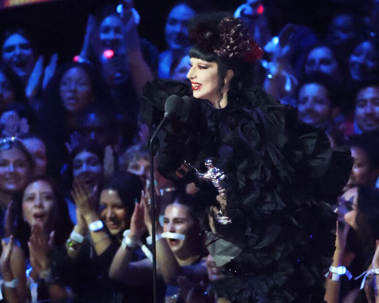 Η Lady Gaga ποζάρει με τα 4 βραβεία της στα MTV Video Music Awards 2025 – Η φωτογραφία με μαύρα γυαλιά και ολόσωμη φόρμα