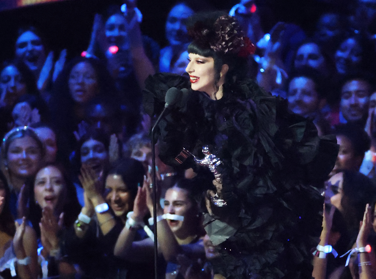 Η Lady Gaga παραλαμβάνει το βραβείο Καλλιτέχνης της Χρονιάς στα MTV Video Music Awards 2025