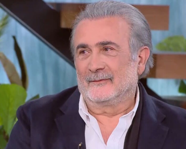Λάκης Λαζόπουλος: Σε μία παράσταση η μητέρα μου έβγαλε τη φωτογραφία του πατέρα μου να με ακούσει και αυτός