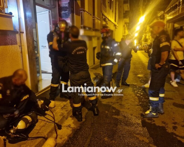 Λαμία: Φωτιά τα ξημερώματα σε σπίτι – Απεγκλωβίστηκαν 3 άτομα, 6 μεταφέρθηκαν στο νοσοκομείο