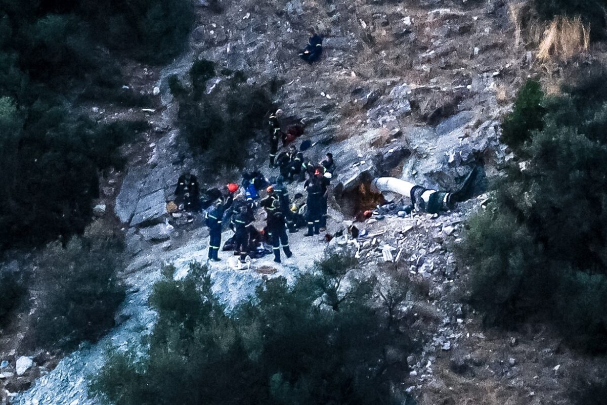 ΕΠΙΧΕΙΡΗΣΗ ΑΠΕΓΚΛΩΒΙΣΜΟΥ ΚΑΙ ΔΙΑΣΩΣΗΣ ΤΗΣ ΕΜΑΚ ΓΙΑ ΜΕΛΟΣ ΟΜΑΔΑΣ ΠΟΥ ΕΓΚΛΩΒΙΣΤΗΚΕ ΨΑΧΝΟΝΤΑΣ ΓΙΑ ΛΙΡΕΣ ΣΕ ΣΠΗΛΙΑ ΣΤΗ ΠΕΡΙΟΧΗ ΓΟΝΩΝ ΣΤΗ ΛΑΡΙΣΑ.  Τρίτη 30 Σεπτεμβρίου 2025 (EUROKINISSI)