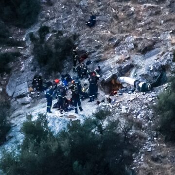 ΕΠΙΧΕΙΡΗΣΗ ΑΠΕΓΚΛΩΒΙΣΜΟΥ ΚΑΙ ΔΙΑΣΩΣΗΣ ΤΗΣ ΕΜΑΚ ΓΙΑ ΜΕΛΟΣ ΟΜΑΔΑΣ ΠΟΥ ΕΓΚΛΩΒΙΣΤΗΚΕ ΨΑΧΝΟΝΤΑΣ ΓΙΑ ΛΙΡΕΣ ΣΕ ΣΠΗΛΙΑ ΣΤΗ ΠΕΡΙΟΧΗ ΓΟΝΩΝ ΣΤΗ ΛΑΡΙΣΑ.  Τρίτη 30 Σεπτεμβρίου 2025 (EUROKINISSI)